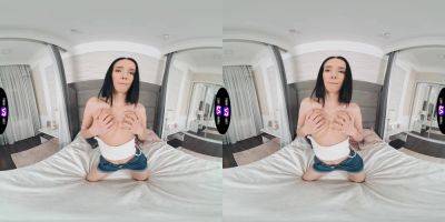 Jasmine Jayne's natural tits bounce as she experiences a mind-blowing orgasm in virtual reality - sexu.com